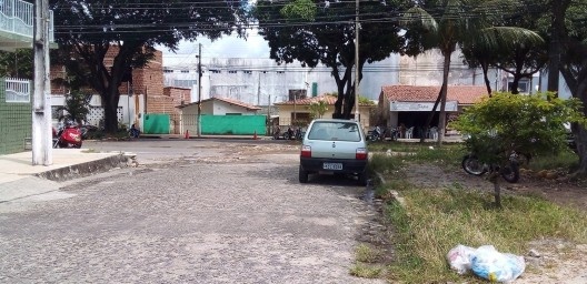 Despejo de água servida na rua lateral do Partage Norte Shopping, bairro Potengi, Natal RN