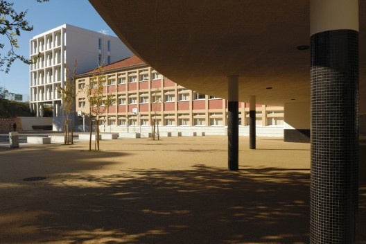Escola Marquesa de Alorna, vista do pátio da escola a partir do novo recreio coberto, Lisboa, 2008-2012