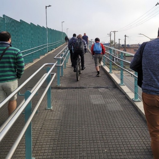 Rampas de travessia pela Estação Jardim Helena – Vila Mara, leve inclinação com dois sentidos de travessia