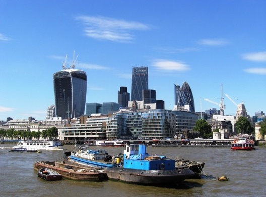 Rio Tâmisa e panorama da The City, com o Walkie-Talkie, de Rafael Viñoly, o Ralador de Queijo, de Richard Rogers, e o Pepino, de Norman Foster, Londres