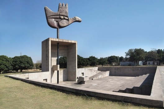 Monumento “Mão Aberta” em Chandigarh, de Le Corbusier