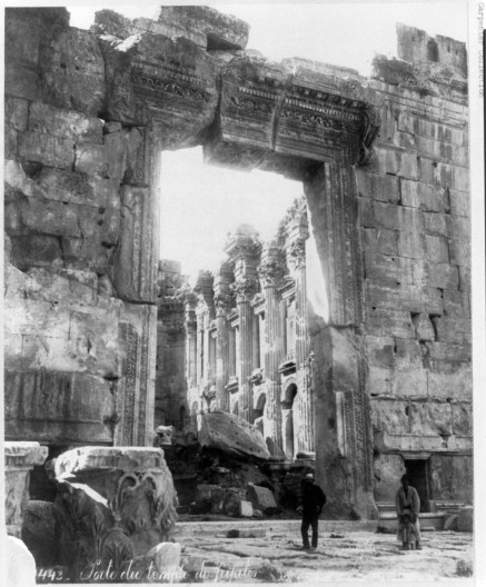 Ruínas do templo de Júpiter em Baalbek, Líbano. Fotografia datada entre 1890 e 1923