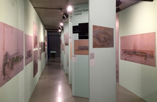 Uma das três salas da mostra “The Human Insect: Antenna Architectures 1887-2017”