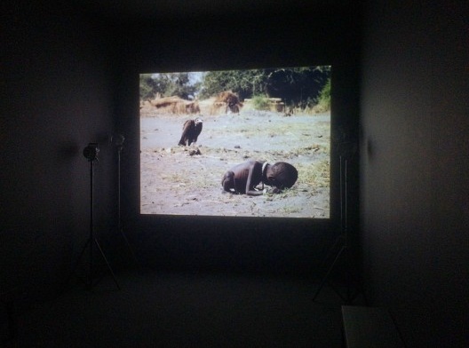 “O som do silêncio”, instalação de Alfredo Jaar, exposição na Galeria Luiza Strina