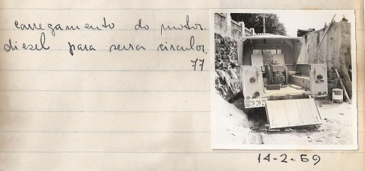 Caderno de obra da casa da Praça da Matriz nº 9, Santana do Parnaíba, 14 de fevereiro de 1959, registrando Land Rover transportando motor diesel para serra circular