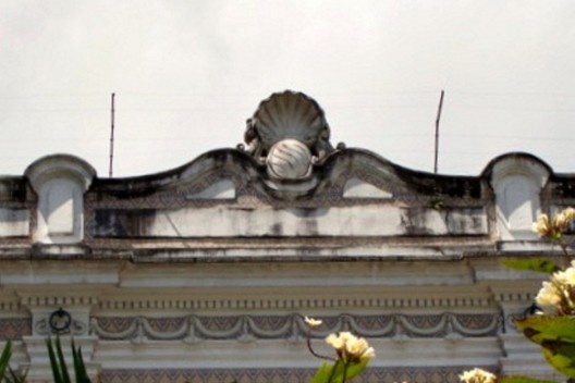 Detalhe da platibanda do mesmo sobrado