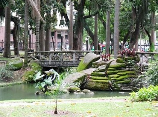 Palácio do Catete, Rio de Janeiro: ponte em concreto imitando madeiras e peças de concreto imitando pedras, lago