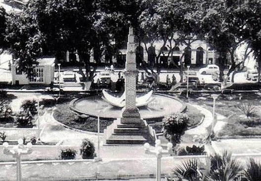 Praça Getúlio Vargas, fonte luminosa e marco de 1922, nos anos 1960