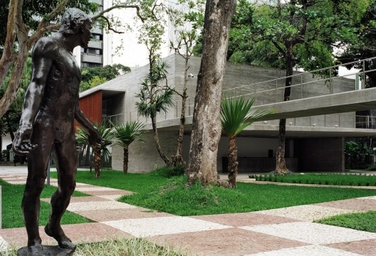 Um museu à deriva e uma cidade sem olhar