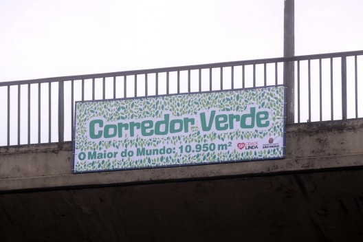 Faixa com publicidade do “corredor verde”, instalada em viaduto da av. 23 de maio