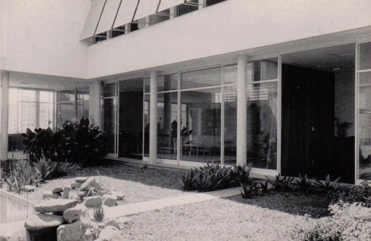 Um pano de vidro de 20 metros separa o estar da pátio interno Residência João Villaça