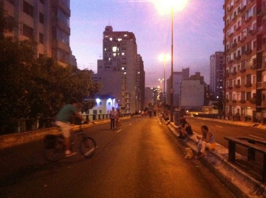 Início da noite no Minhocão