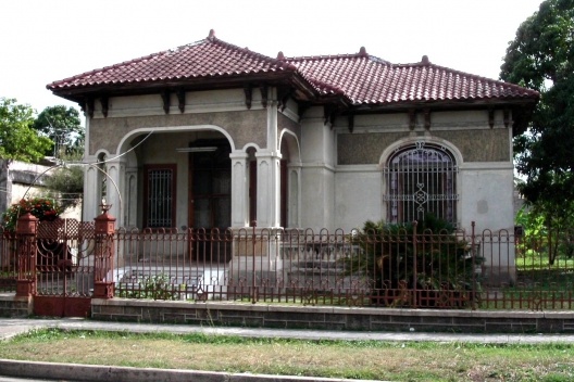 La tipología urbana del reparto acentúa la edificación aislada dentro de la parcela, permitiendo recrear la volumetría de las residencias sin restricciones espaciales ni formales.