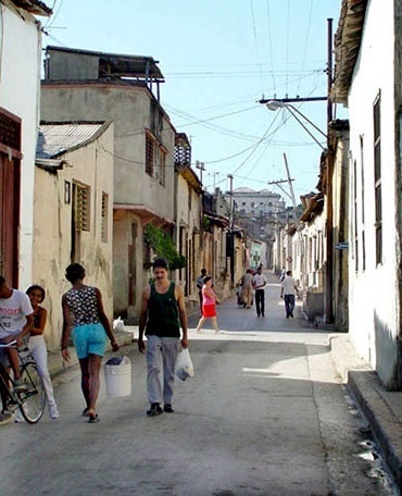Rua San Bartolomé. O espaço linear do centro histórico urbano de Santiago de Cuba continua sendo portador de vitalidade e dinamismo em seu uso cotidiano por parte de seus habitantes e visitantes