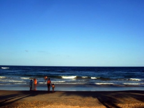 Família voltando do mar