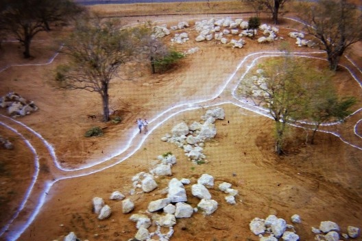 Crassuletum: detalhe da distribuição das pedras, movimentos de terra e marcação dos caminhos