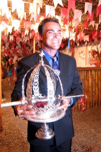 Imperador Adão da Festa do Divino de 2008, com coroa e cetro
