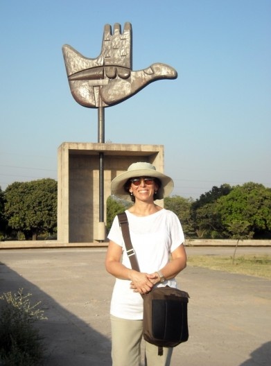 Renata Semin na praça da \"Mão Aberta\"