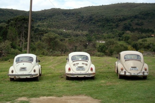 Fusquinhas brancos em Aiuruoca MG, 2008 / Fusquinhas coloridos em Inhotim MG, 2012