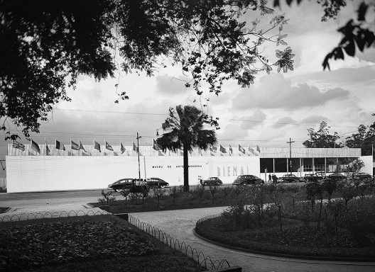 Fachada do pavilhão da 1ª Bienal