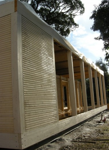 Colocação do contraventamento nos painéis do teto do módulo interno e proteção dos painéis da cobertura