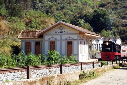 Vista parcial da Estação Ferroviária Victorino Dias e conjunto de casas geminadas ao fundo, Ouro Preto MG, início século 21