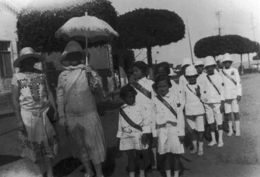Procissão de Nossa Senhora em Porto Velho – 15-VII-27. Professorinha e Grupo Escolar Barão de Solimões, foto e legenda de Mário de Andrade