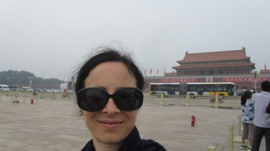 Gabi Celani na Praça Tian An Men, em frente ao memorial de Mao Tse Tung