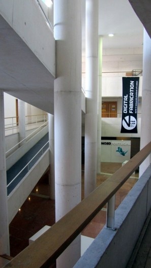 O lobby do edifício principal do IUL, projetado por Hestnes Ferreira