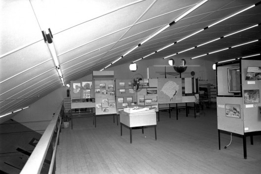 Vista do andar superior, com a curvatura da cobertura e a solução eficaz do mezanino resolvendo o problema do pé-direito