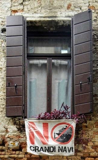 Faixa em janela, “Não aos grandes navios”, Veneza