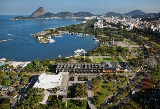 Situado na cidade do Rio de Janeiro, o Parque do Flamengo ocupa uma faixa de terreno com mais de 1 milhão de metros quadros conquistados sobre o mar na Baia de Guanabara e apresenta um elenco botânico com 240 espécies, sobretudo árvores e palmeiras