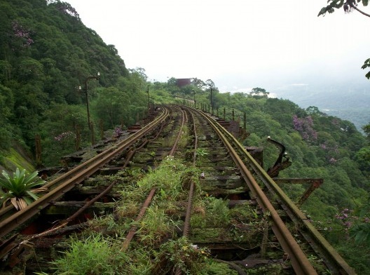 Acima, segundo patamar do segundo sistema funicular na época de operação; abaixo, situação do local em 2008