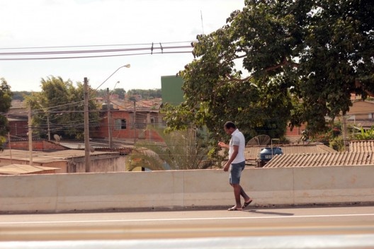 Pedestre às margens da rodovia, próximo ao acesso do bairro Matão