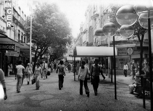 Rua Nova, no bairro de Santo Antonio “pedestrianizada” na década de 1970