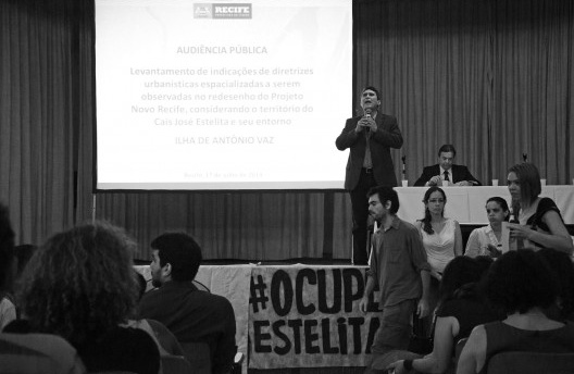 Audiência pública convocada pela Prefeitura do Recife no dia 17 de julho de 2014, com participação de membros do Movimento Ocupe Estelita e da sociedade civil