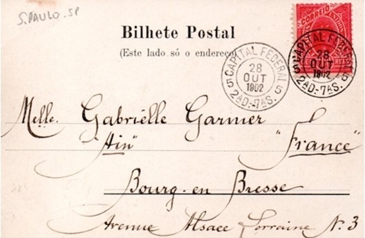 O verso do postal, com a destinatária