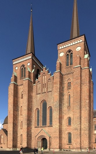 Catedral de Roskild. Patrimônio da Humanidade pela Unesco, primeira catedral gótica construída em tijolos aparentes entre os séculos 12 e 13. Desde o século 15 mausoléu real