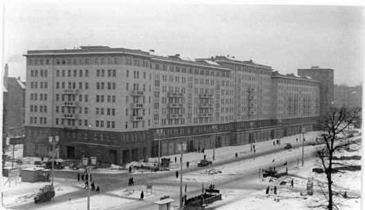 Conjunto residencial da Stalinallee em 7 de janeiro de 1953