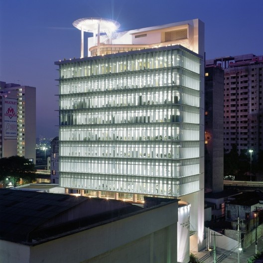 Conselho Regional de Contabilidade, São Paulo, 1991, vencedor de concurso nacional de arquitetura. Arquitetos Marcelo Barbosa e Jupira Corbucci