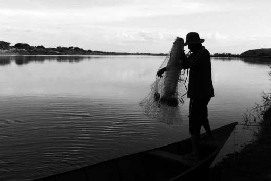 O pescador e sua tarrafa na comunidade de vazanteiros de Morro Velho