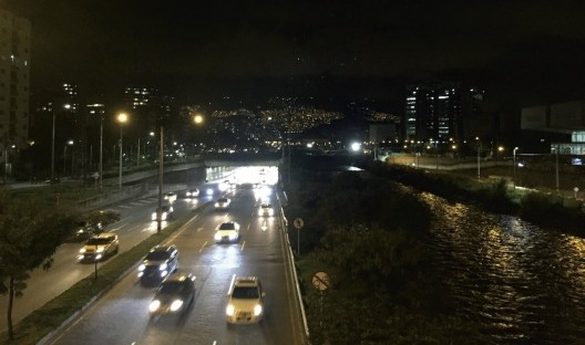 Vias marginais em túnel, Medellín