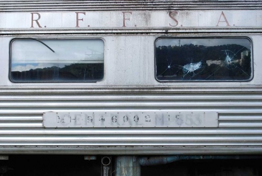 Detalhe da ação de vândalos em vagão do antigo Expresso Vera Cruz que fazia o itinerário do Rio de Janeiro a Belo Horizonte, nas imediações da Estação Mariano Procópio em Juiz de Fora