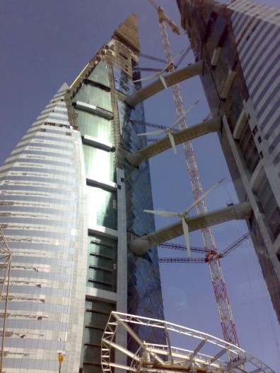 Bahrain World Trade Center (Golfo Árabe) - turbinas de vento situadas entre as duas torres de edifícios tem a função de produzir energia