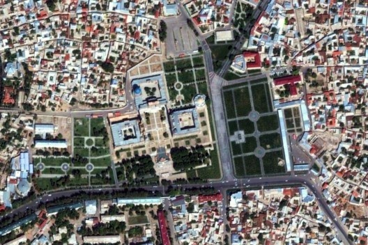 Vista aérea do complexo do Registan, em Samarkand. A rua Registan limita o complexo ao sul. Ao norte, são visíveis os muros separando a praça de um dos núcleos da cidade antiga