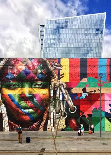 Turistas diante de armazém da área portuária, com edifício Vista Guanabara do escritório Kohn Pedersen Fox ao fundo