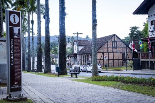 Alameda Duque de Caxias / Rua das Palmeiras, Blumenau. Elemento estruturador do primeiro núcleo urbano de Blumenau (Stadtplatz), foi a primeira rua planejada da cidade. À direita, o Museu da Família Colonial. Das duas casas justapostas, a da esquerda é co