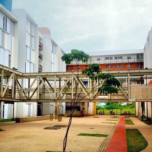 Conjunto Heliópolis Gleba G, pátio do conjunto, São Paulo, 2011, arquitetos Artur Katchborian e Mario Biselli Passarelas metálicas