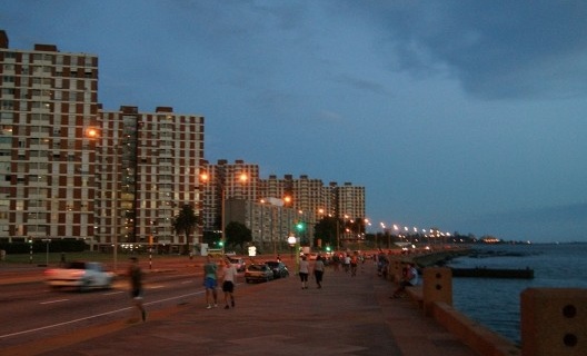 Cair da noite em Montevidéu