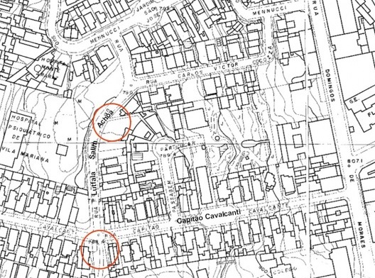 Quadra onde se situam as nascentes do Sapateiro. Em destaque, o beco na rua Lutfala Salim Achoa, altura do no 41, primeiro indício da presença do córrego no espaço público, e o espaço livre, em forma de adro, no fim da rua Lutfala S. Achoa